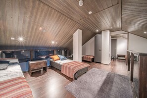 Schreibtisch, Reisekinderbett, WLAN, Bettwäsche