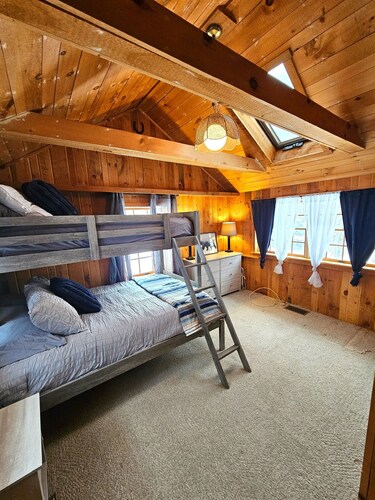 Brant Lake Retreat–Sleeps 25 | Hot Tub | Gore Mtn.