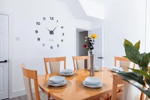 House, 3 Bedrooms, Non Smoking | Tempat makan