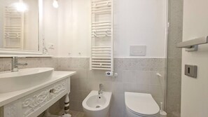 Doccia, asciugacapelli, bidet, asciugamani