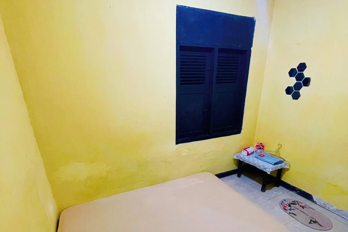 Basic Double Room | Desk