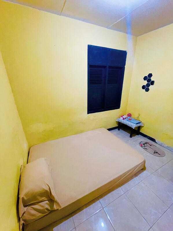 Basic Double Room | Desk