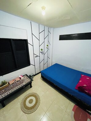 Basic Double Room | Desk