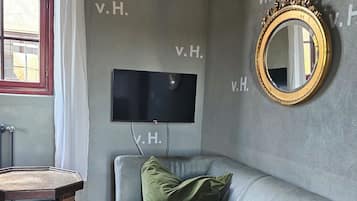 Classic Apartment, Park View | Living area