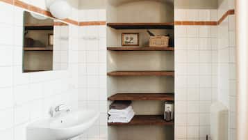 Classic Apartment, Park View | Bathroom