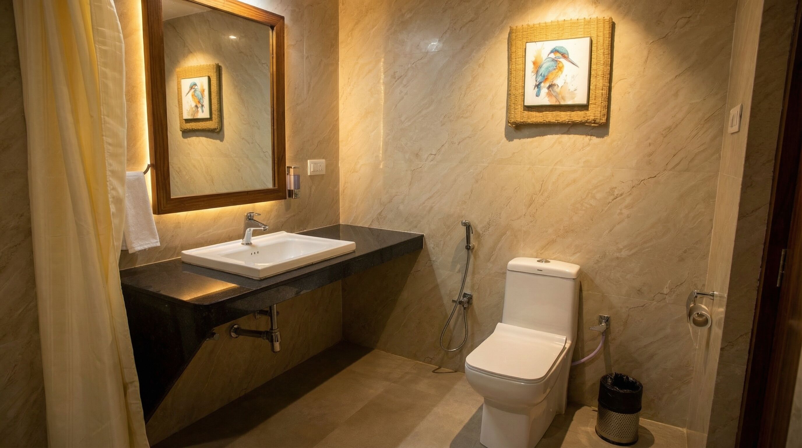 Un baño con lavamanos de mármol, inodoro y ducha.