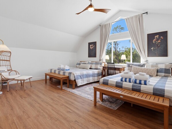 5 habitaciones, escritorio y tabla de planchar con plancha 