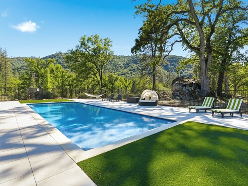 New! YMR w/pool/spa/game room/EV/volleyball!