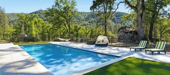 New! YMR w/pool/spa/game room/EV/volleyball!