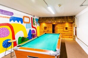 Games room - Cozy 2-bedroom apartment with AC in peaceful Gatlinburg Pointe (Gatlinburg)