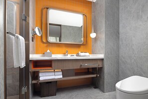 Suite Elite, pemandangan kota | Kamar mandi | Shower, perlengkapan mandi gratis, pengering rambut, dan sandal