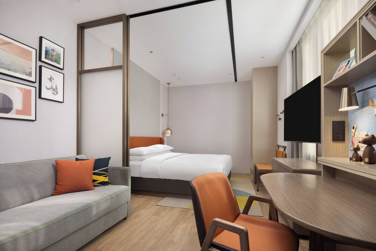 Classic Double Room | In-room safe, desk, laptop workspace, blackout drapes