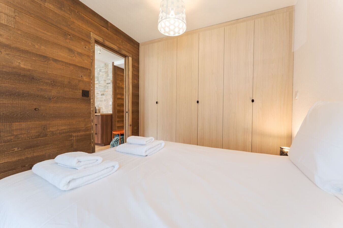 2 bedrooms, travel cot, WiFi, bed sheets