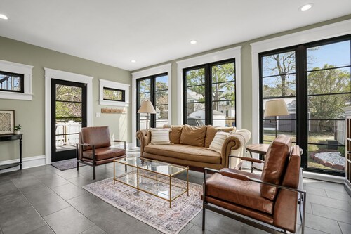 Golden Hour Getaway | Historic luxury in the heart of town!