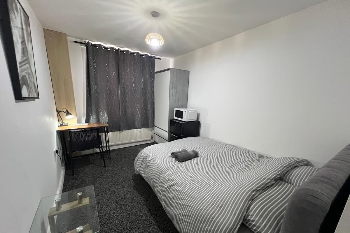 Deluxe Double Room, Private Bathroom | Desk, free WiFi