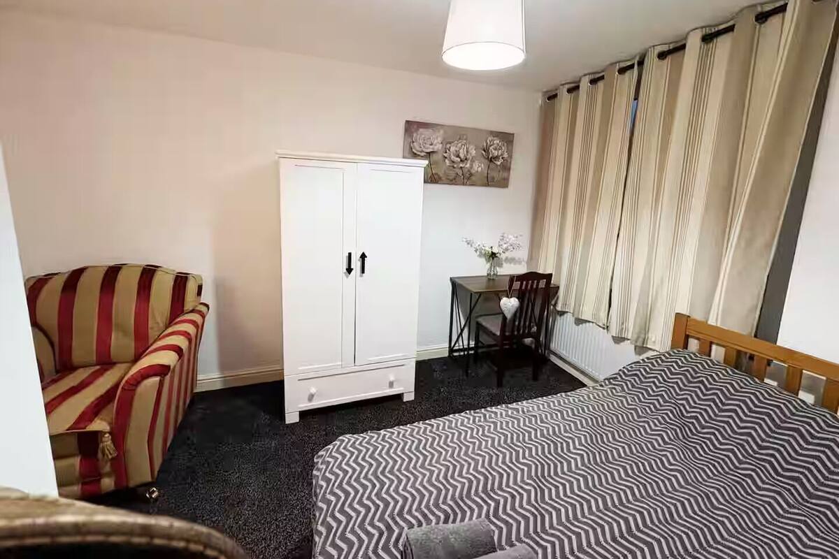 Deluxe Double Room, Private Bathroom | Desk, free WiFi