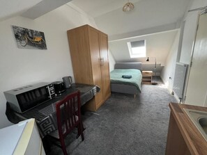 Desk, free WiFi - Spacious Double Room  (DERBY)