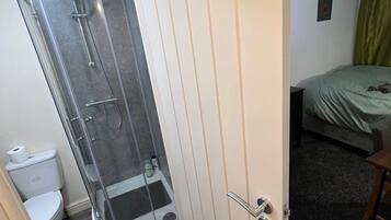 Toallas, jabón, champú y papel higiénico
