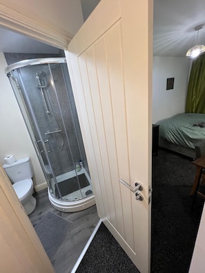 Towels, soap, shampoo, toilet paper - Spacious Double Room  (DERBY)