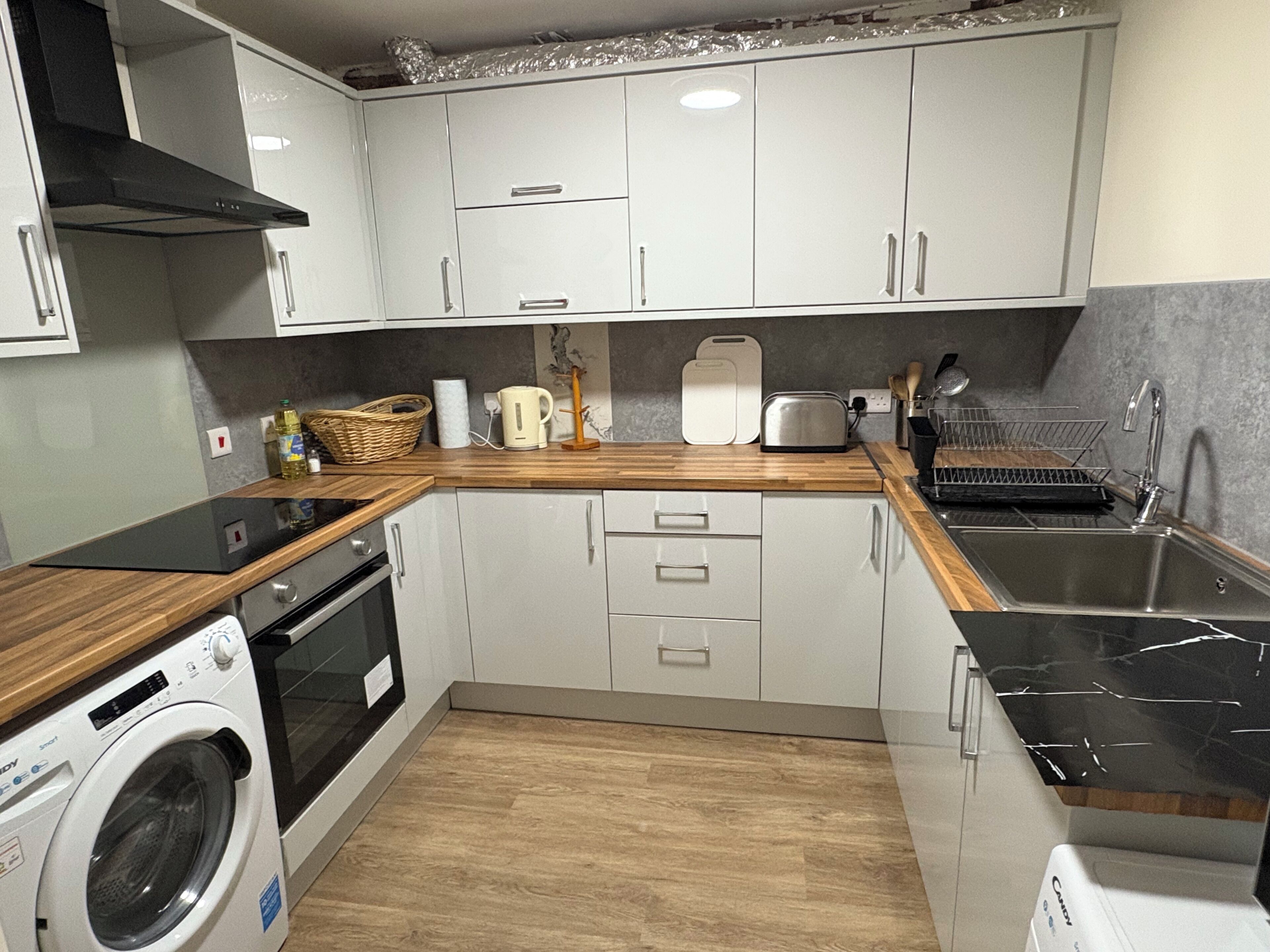 Microondas, horno, placa de cocina y utensilios de cocina
