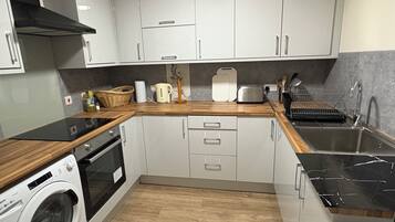 Microondas, horno, placa de cocina y utensilios de cocina