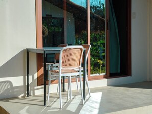 Habitación doble, 1 cama Queen size, patio | Restaurante al aire libre