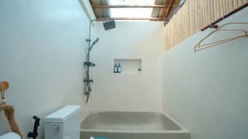Habitación doble, 1 cama Queen size, patio | Baño | Tina con regadera, amenidades de baño gratuitas, secadora de cabello