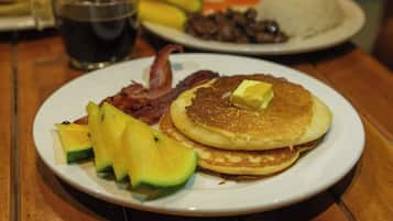Habitación doble, 1 cama Queen size, patio | Desayuno | Desayuno a la carta incluido todos los días