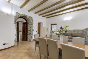 Dining - Argegno Vintage by Wonderful Italy (Argegno)