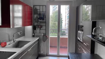 Frigorifero, microonde, forno, piano cottura