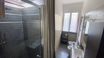 Doccia, asciugacapelli, bidet, asciugamani