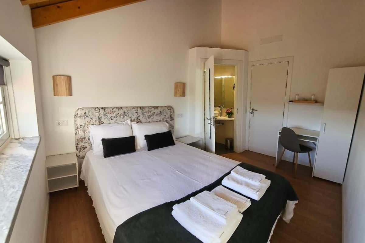 Une chambre à coucher avec un lit, un bureau et une chaise.