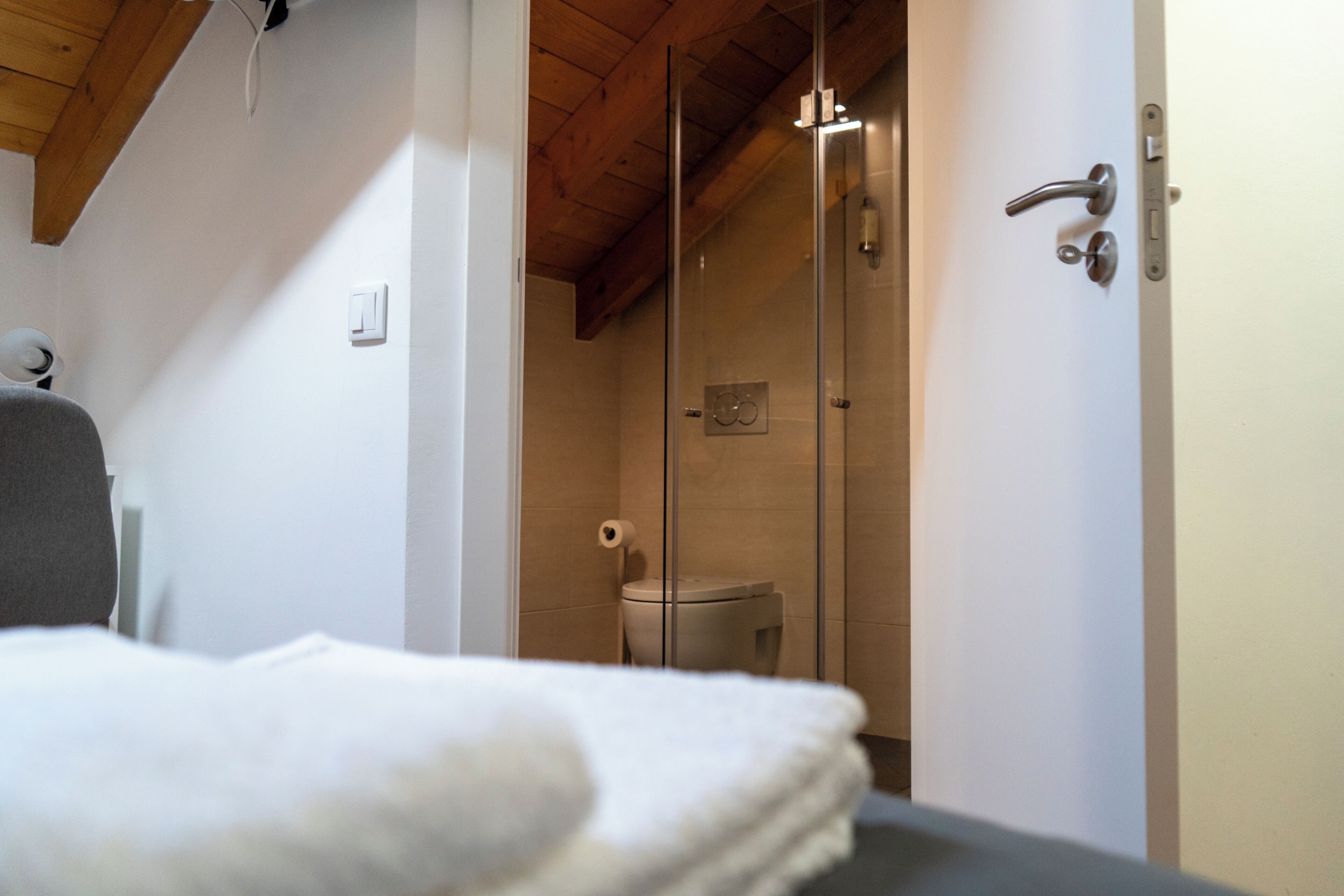 Quarto 5 Duplo Económico | Baño | Regadera, secadora de cabello, toallas, jabón 