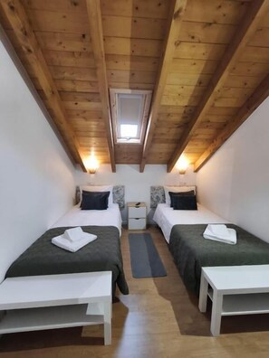 Desk, free WiFi - Casa do Chafariz - Rooms   (CERCAL DO ALENTEJO)