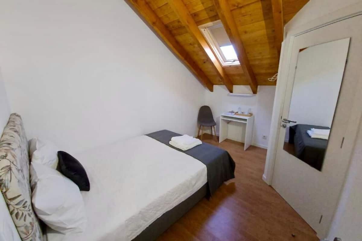 Quarto casal econômico | Escrivaninha, Wi-Fi de cortesia