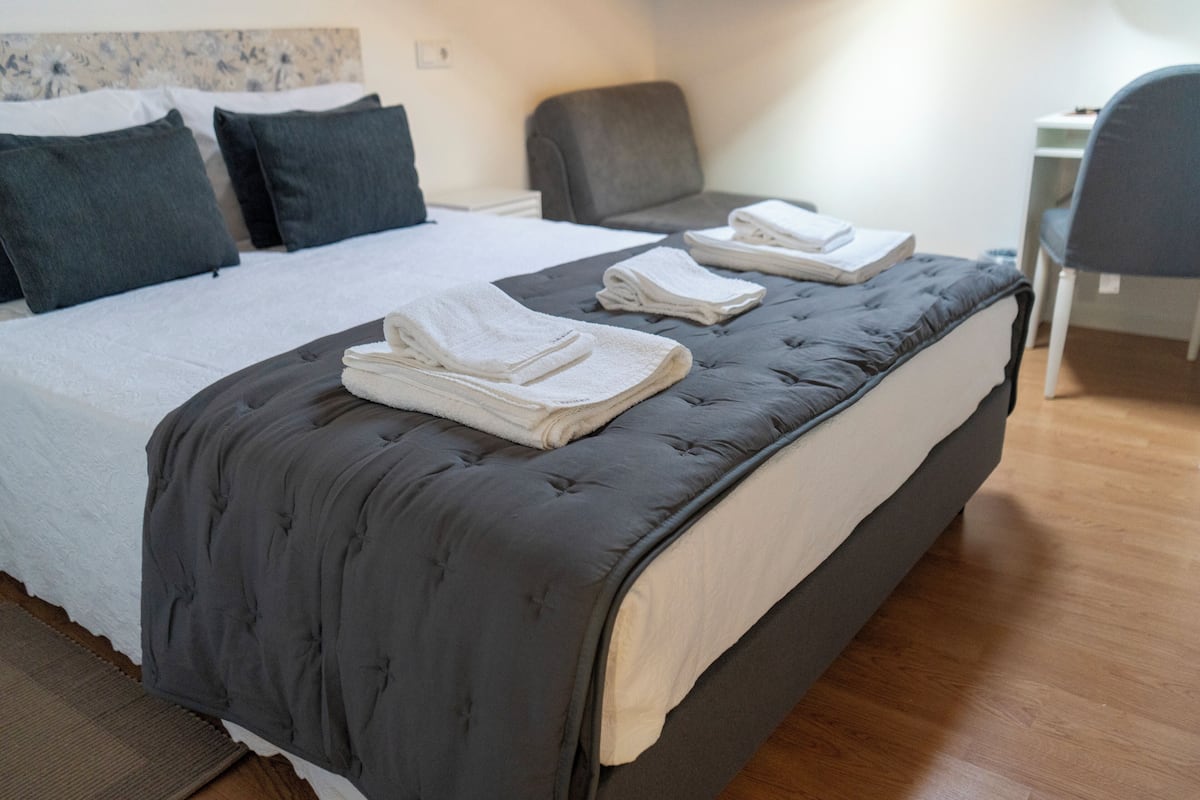 Quarto 9 Duplo + cama extra | Bureau, accès au Wi-Fi (inclus)