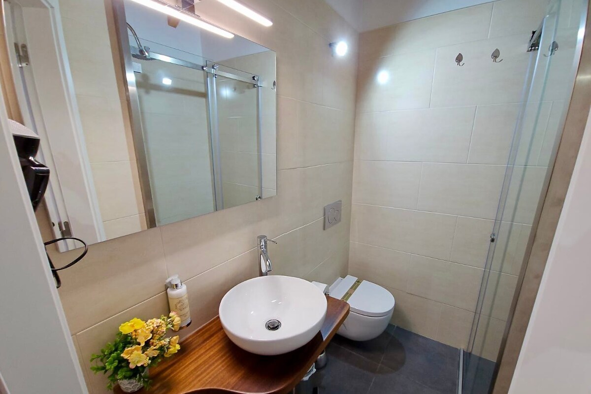 Een douche, een haardroger, handdoeken, zeep