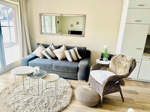 Smart-TV, DVD-Player, Bücher, Stereoanlage