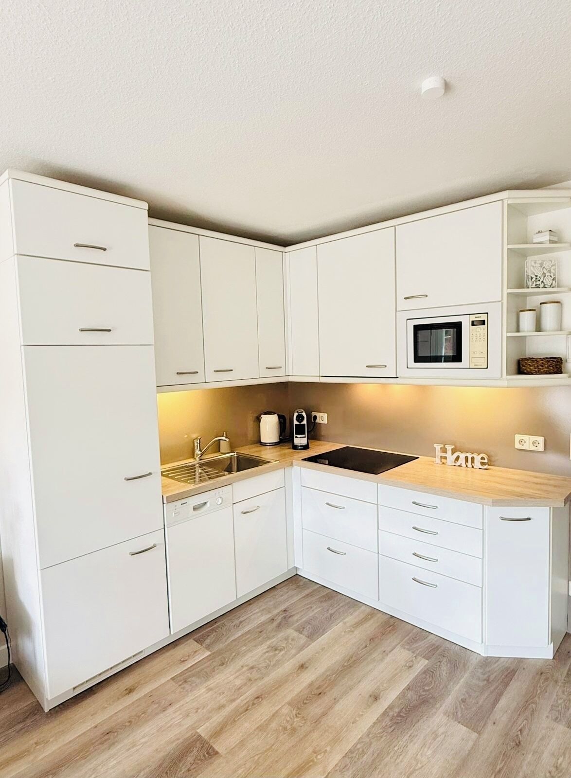 Kühlschrank, Mikrowelle, Herdplatte, Geschirrspüler