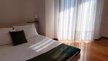 3 chambres, fer et planche Ă repasser