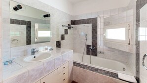 Shower, bidet, towels - Detached house with swimming pool (MOLINI POOL HOUSE) (Maroggia)