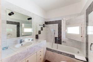 Shower, bidet, towels - Detached house with swimming pool (MOLINI POOL HOUSE) (Maroggia)