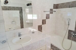Douche, bidet, serviettes fournies