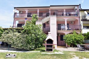 Property grounds - Familiar and equipped flat for a cozy stay (Monterol)