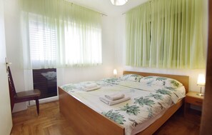 Internet, bed sheets - Familiar and equipped flat for a cozy stay (Monterol)