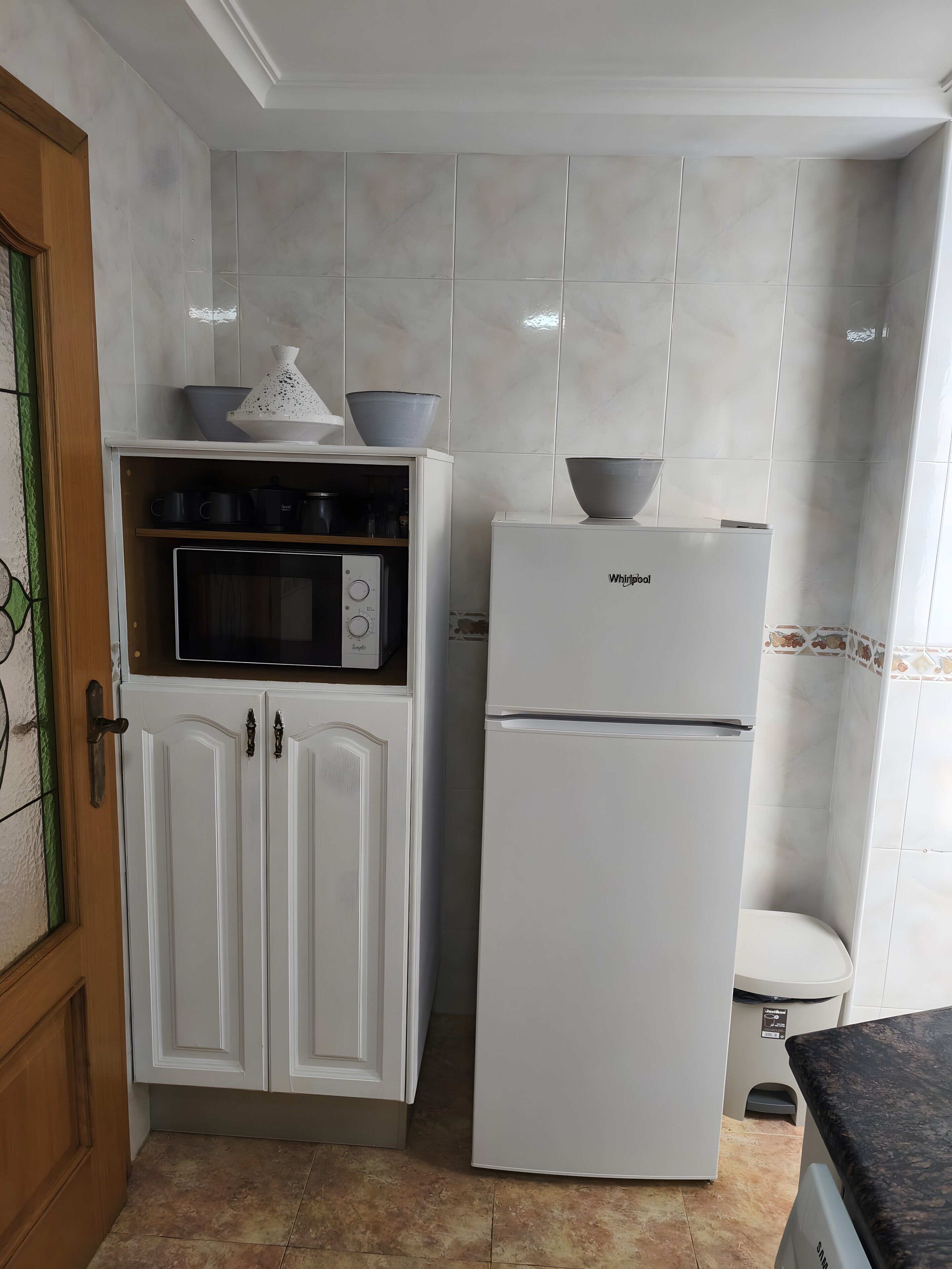 Frigorífico, microondas, horno y placa de cocina