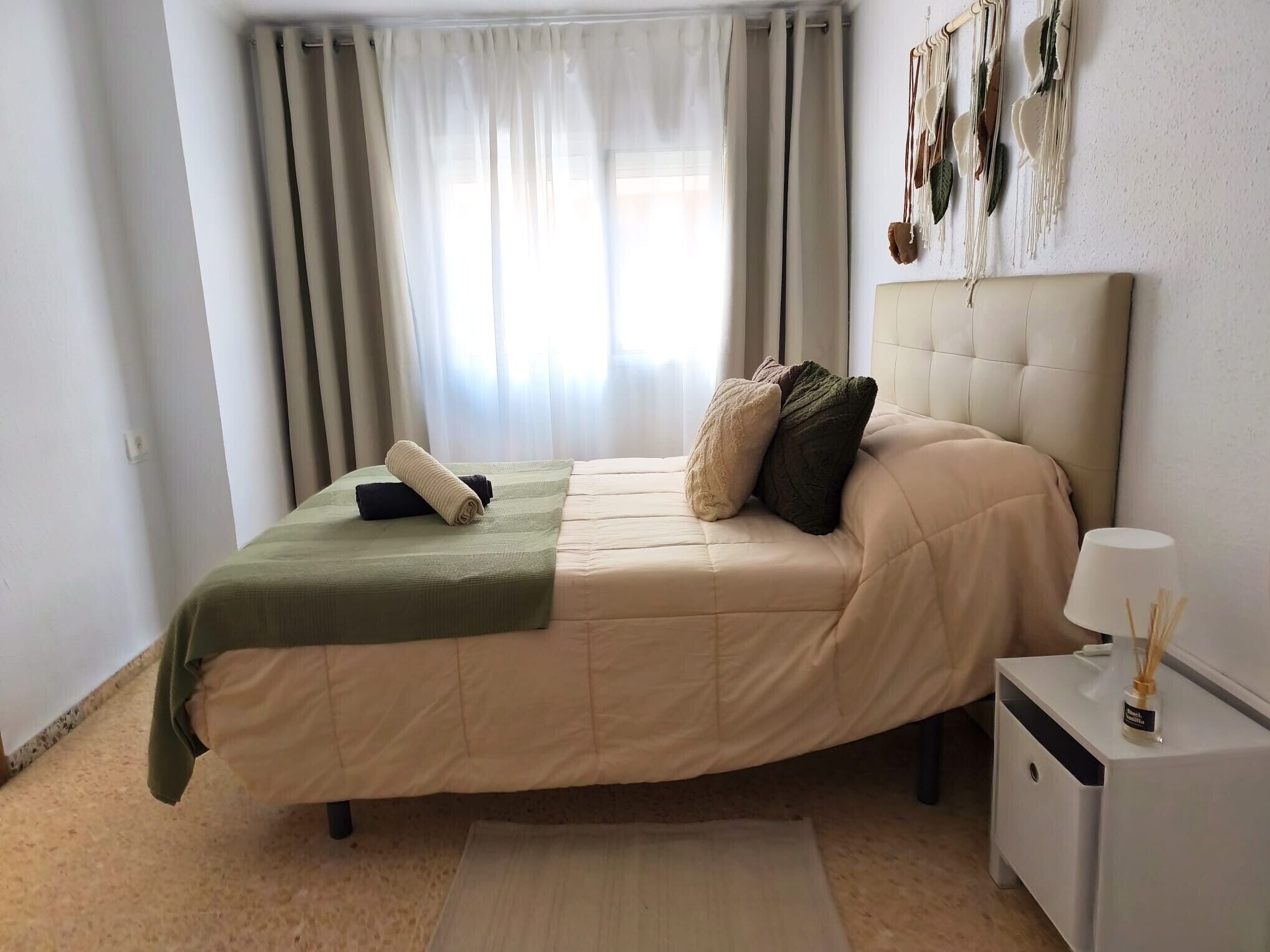 2 habitaciones, tabla de planchar con plancha, wifi y ropa de cama 