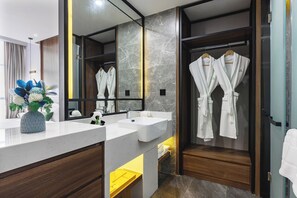 Chambre supérieure avec lits jumeaux | Salle de bain | Pantoufles