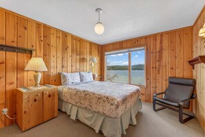Room - Crispin Lake House-lakefront- private dock- close to town-sleeps 16 (McCall)