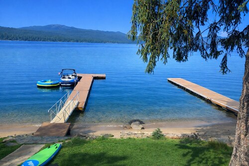 Crispin Lake House-lakefront- private dock-close to town-sleeps 16